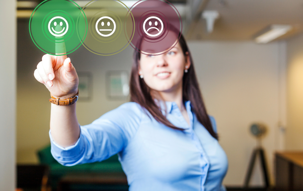 mujer haciendo una reseña positiva